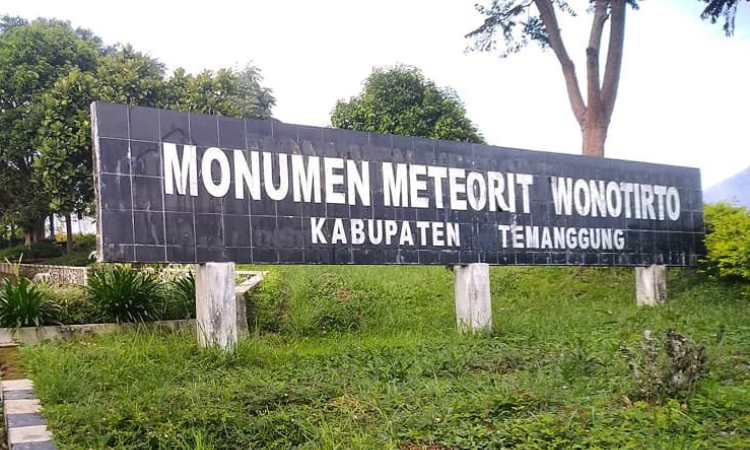 Monumen Meteorit Wonotirto