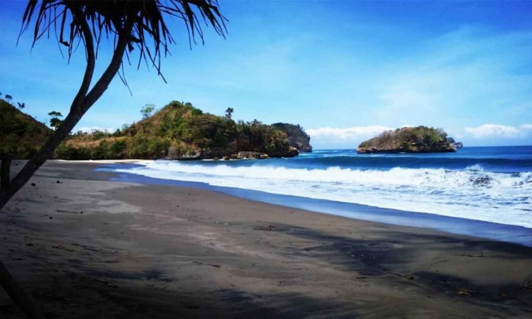 Pantai Bajul Mati, Pantai Indah dengan Panorama Alam Memukau di Malang