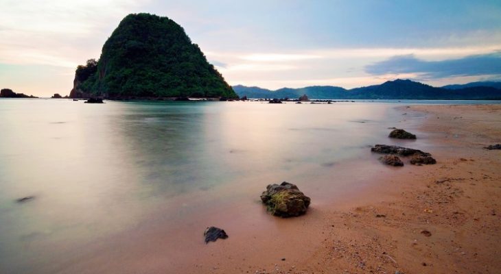 Pantai Pulau Merah, Pantai Cantik dengan Panorama Memukau di Banyuwangi